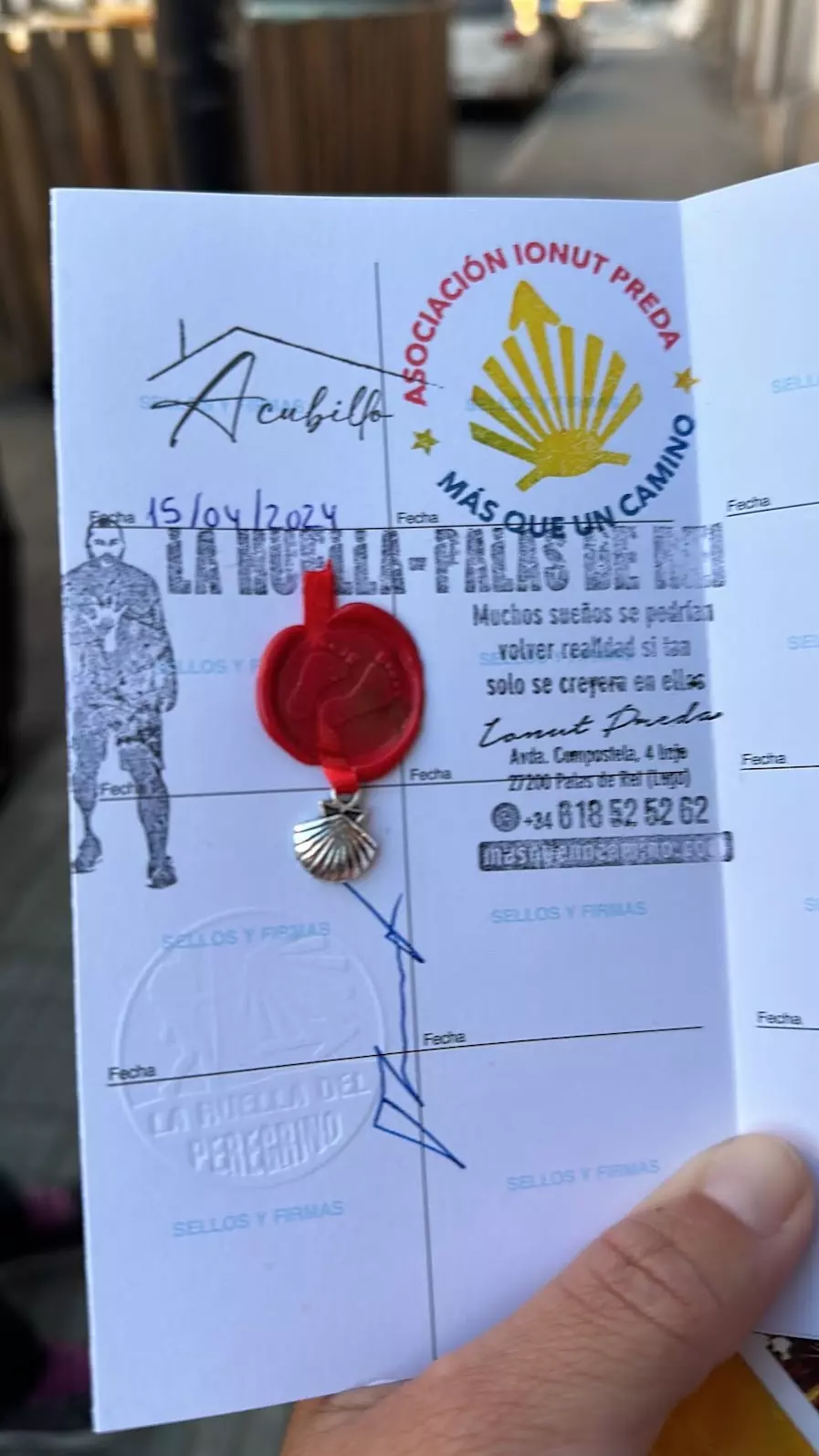 Sello rojo y relieve: furor en Camino de Santiago